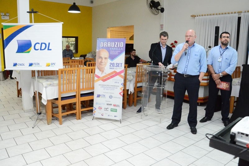 Para falar sobre as ações da CDL Blumenau, participaram o gerente executivo, Arlindo Sehnem Filho, e o coordenador comercial, Gilvani de Moura.